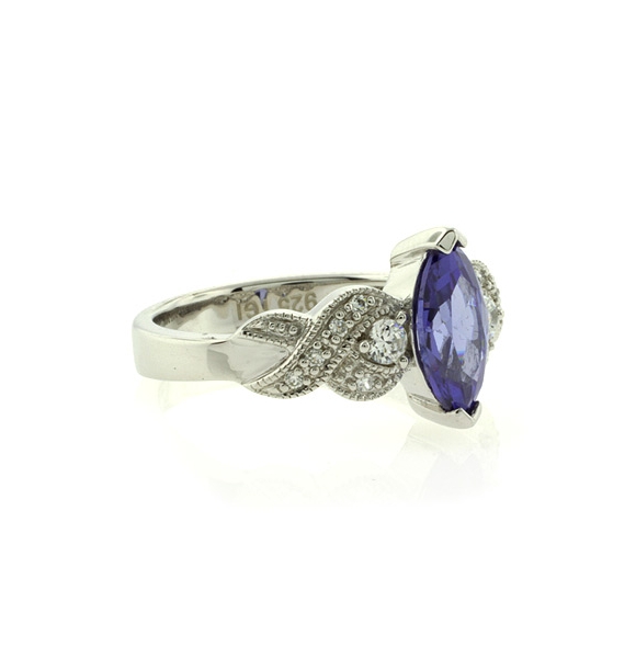 Anillo Elegante de Plata con Tanzanita
