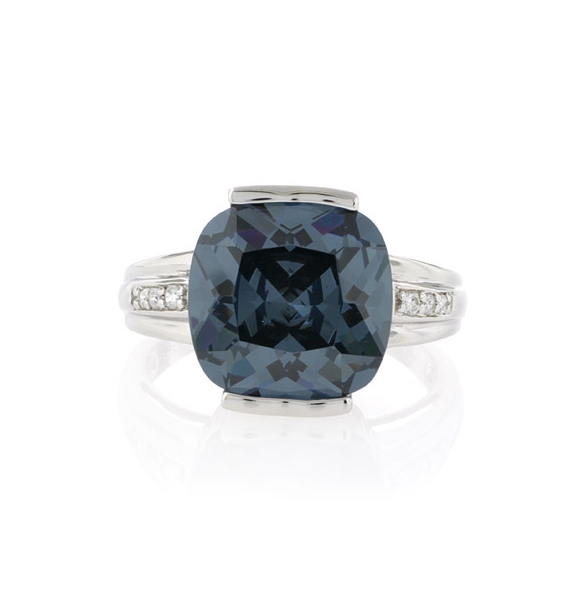 Elegante Anillo de Alejandrita Bicolor