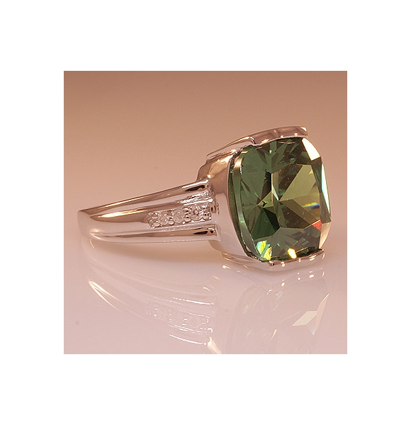 Elegante Anillo de Alejandrita Bicolor