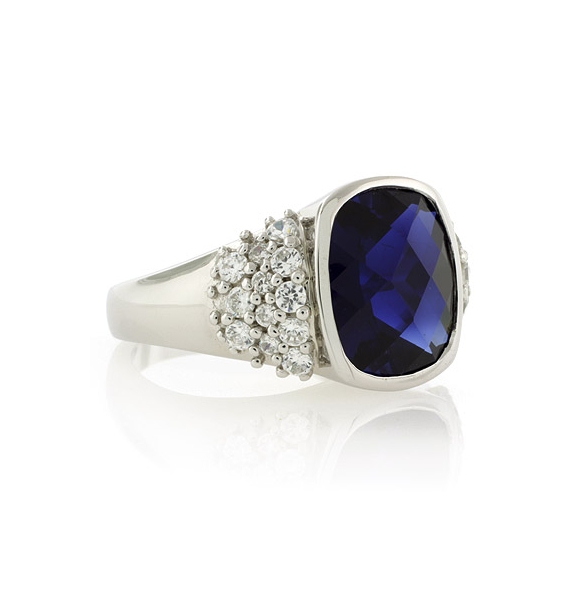 Anillo de Plata de Ley con Zafiro Azul