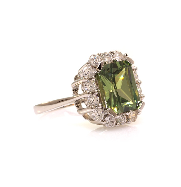 Hermoso Anillo de Alejandrita con Zirconias