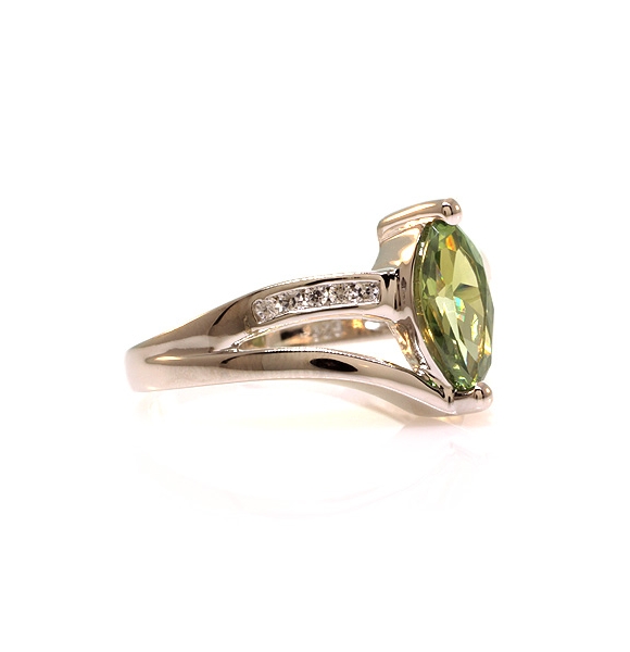 Anillo de Alejandrita Bicolor en Plata de Ley