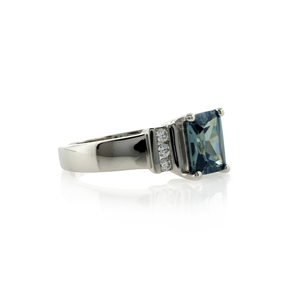 Elegante Anillo de Alejandrita en Plata .925