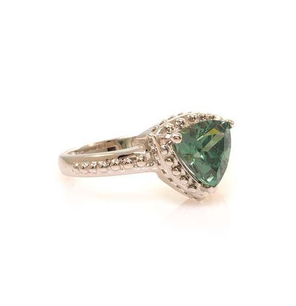 Hermoso Anillo de Alejandrita Bicolor en Plata .925