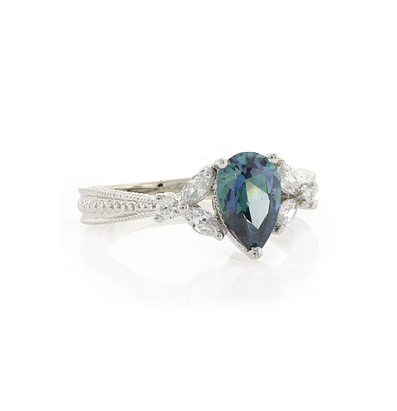 Anillo de Plata de Ley con Diamante Azul
