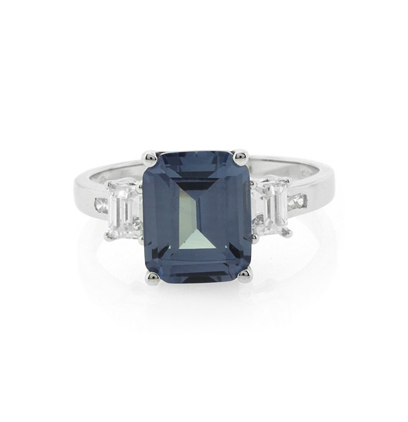 Hermoso Anillo de Plata de Ley con Alejandrita Talla Esmeralda