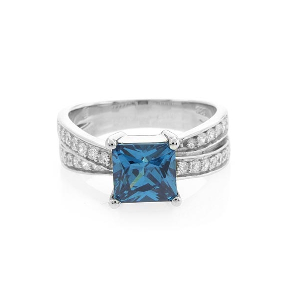 Precioso Anillo de Plata con Topacio Azul