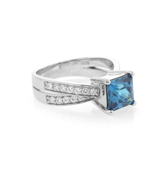 Precioso Anillo de Plata con Topacio Azul