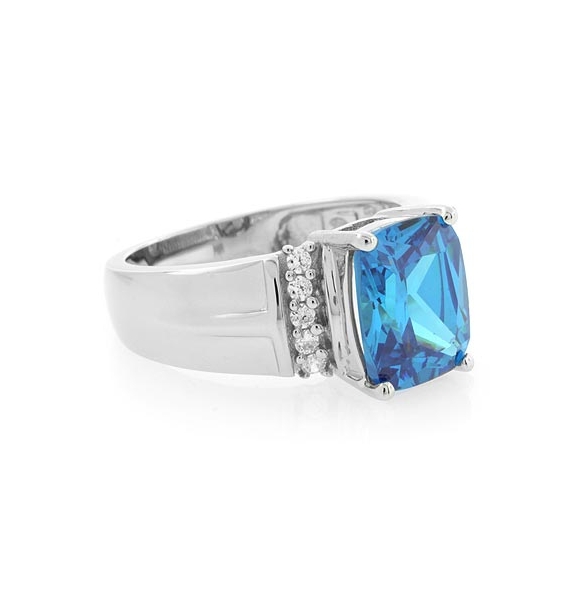Elegante Anillo de Plata con Topacio Azul