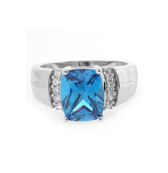 Elegante Anillo de Plata con Topacio Azul