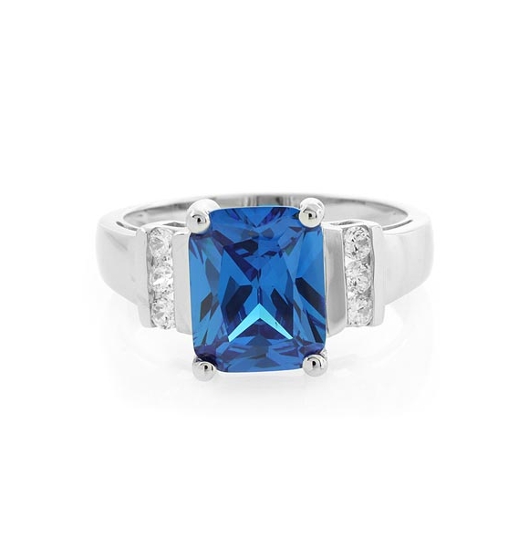 Anillo de Plata .925 con una Gema de Topacio Azul