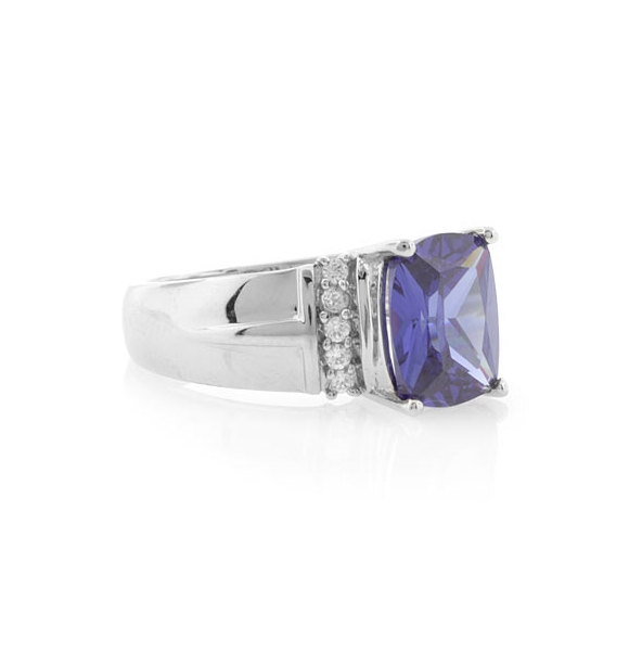 Anillo de Plata con Tanzanita en Corte Esmeralda