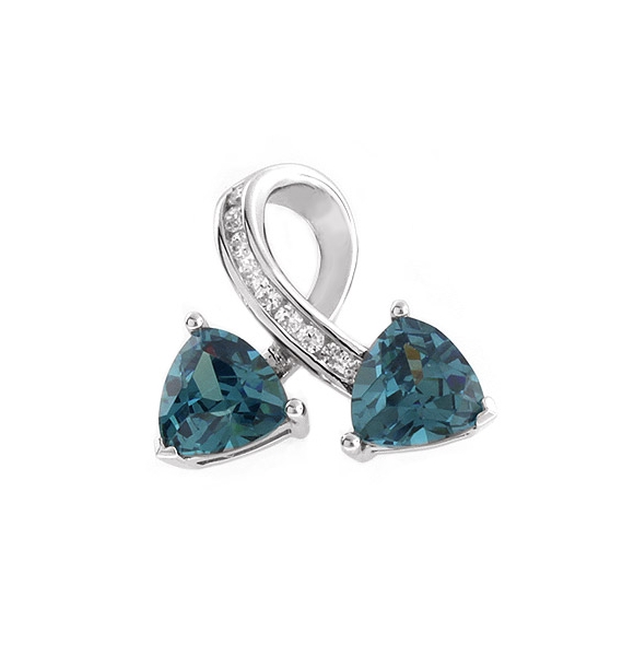 Dije de Plata de Ley con 2 Gemas de Alejandrita Bicolor. No esperes a un evento especial para utilizar este elegante dije. El dije esta compuesto por 2 piedras preciosas de Alejandrita Bicolor en corte triangular, incrustaciones de diamantes sintéticos decoran y completan el dije ( 2 cms x 1.1 cms ). Hecho con plata de ley .925 de la mejor calidad en un diseño moderno y muy elegante. Es un accesorio versátil para usar en la oficina o en algún evento especial. Puedes obtener una hermosa cadena de Plata aquí.