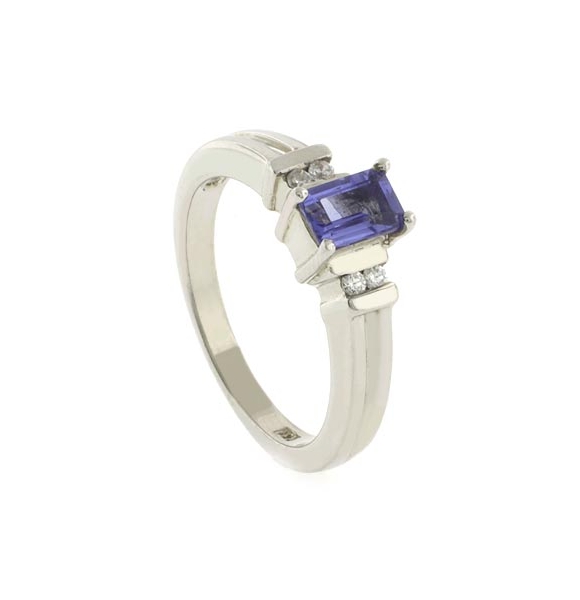 Anillo con una Gema de Tanzanita en Corte Esmeralda