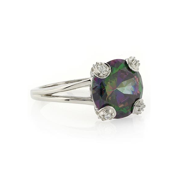 Anillo de Plata con Topacio Místico en un Diseño Clásico