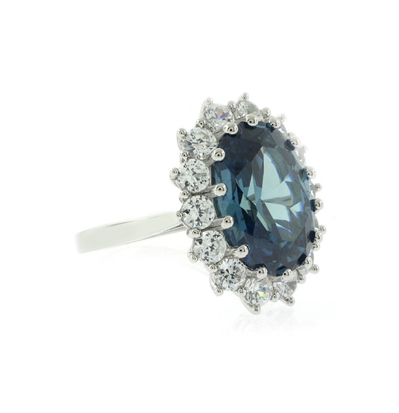 Hermoso Anillo de Plata con Alejandrita en Corte Ovalado