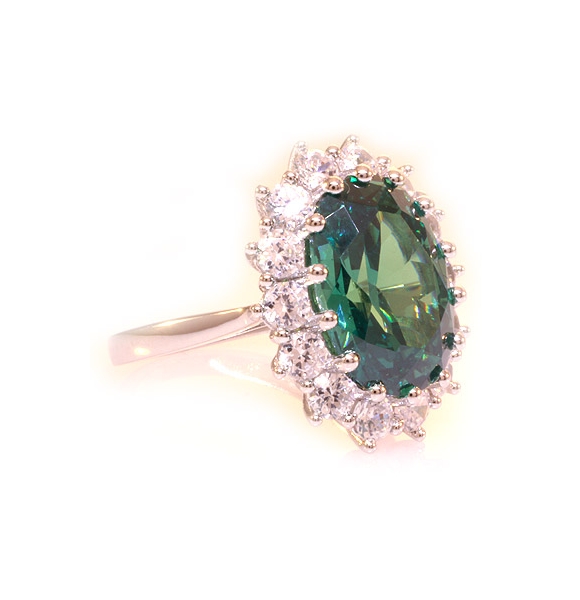 Hermoso Anillo de Plata con Alejandrita en Corte Ovalado