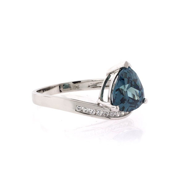 Anillo de Plata .925 con Alejandrita en corte Triangular