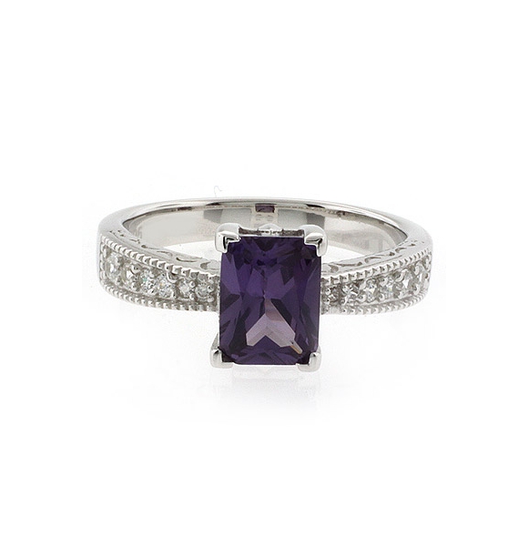 Anillo de Plata Fina con Alejandrita Bicolor