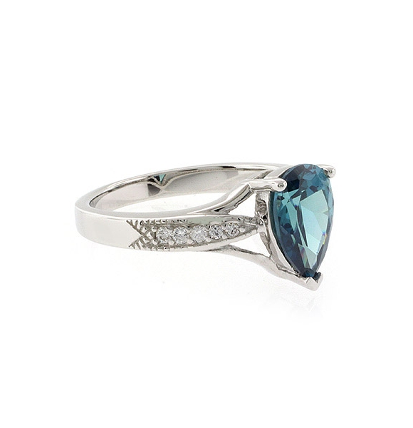 Anillo de Plata Fina con Alejandrita ( Verde/Azul )