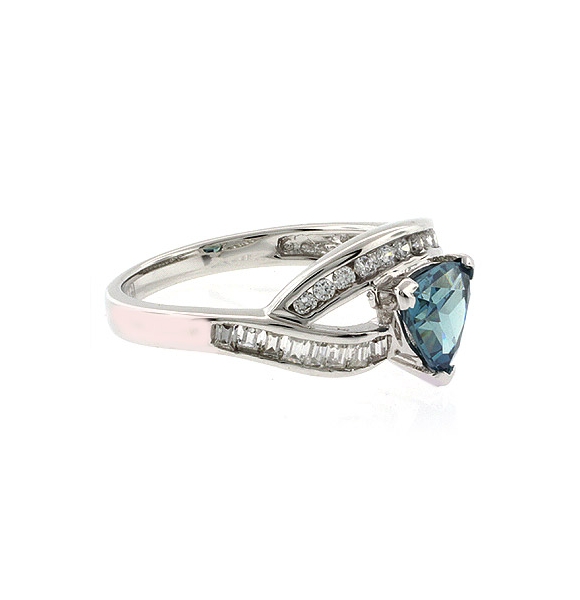 Anillo de Plata Fina con Alejandrita Bicolor ( Verde/Azul )