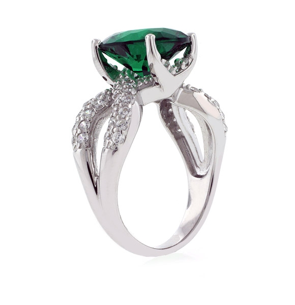 Precioso Anillo de Plata de Ley con Esmeralda