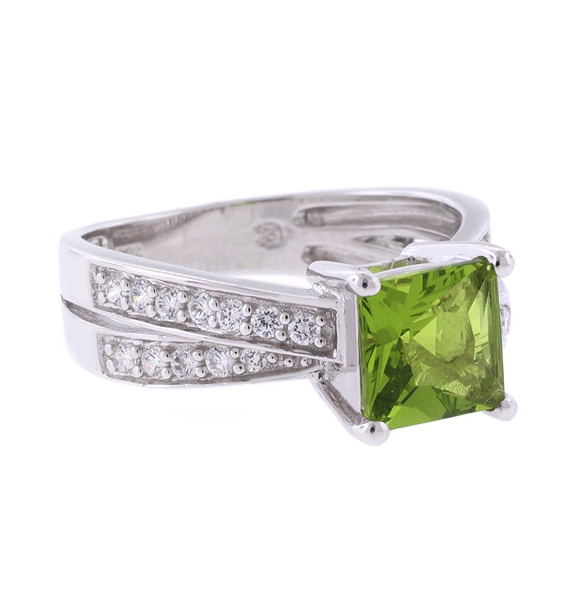 Anillo Lujoso de Peridoto en Plata de Ley .925