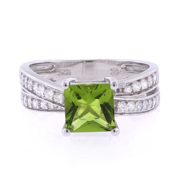Anillo Lujoso de Peridoto en Plata de Ley .925