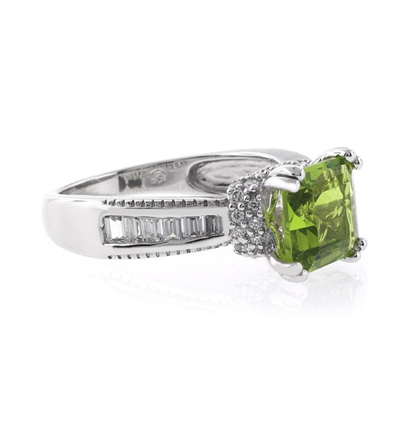 Anillo Lujoso de Peridoto en Plata .925