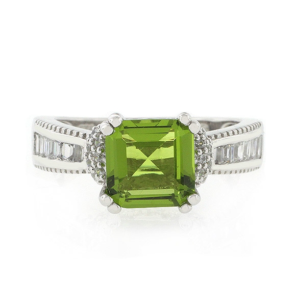 Anillo Lujoso de Peridoto en Plata .925