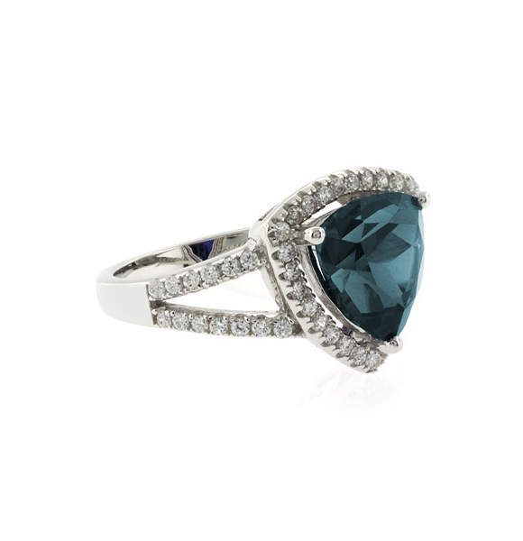 Anillo con una Gema de Alejandrita ( Azul/Verde ) en Plata de Ley .925