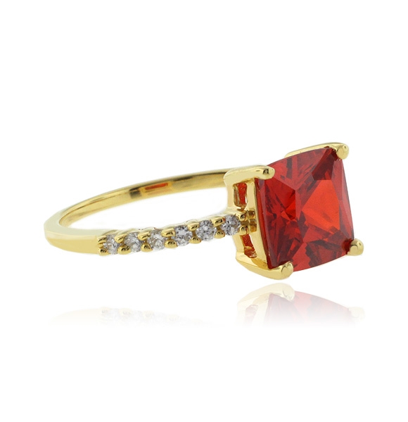 Anillo Elegante de Opalo Rojo en Plata con Baño de Oro