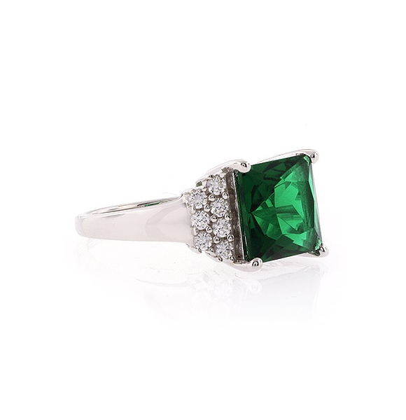 Hermoso Anillo de Plata .925 con una Gema de Esmeralda