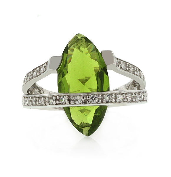 Encantador Anillo de Plata .925 con una Gema de Peridoto