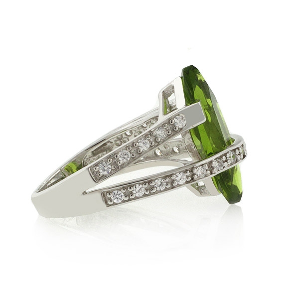 Encantador Anillo de Plata .925 con una Gema de Peridoto