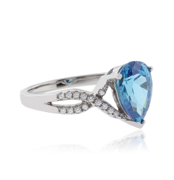 Anillo Elegante de Topacio Azul en Plata .925