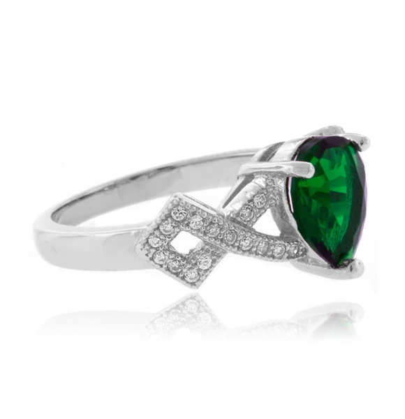 Anillo de Plata Fina con una Gema de Esmeralda