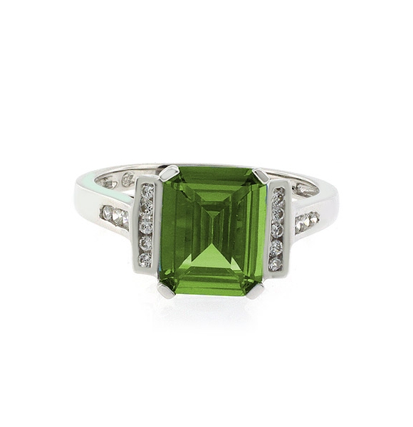 Encantador Anillo de Plata .925 con Peridoto