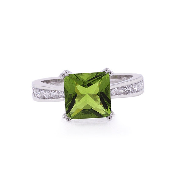 Anillo de Plata .925 con una Gema de Peridoto