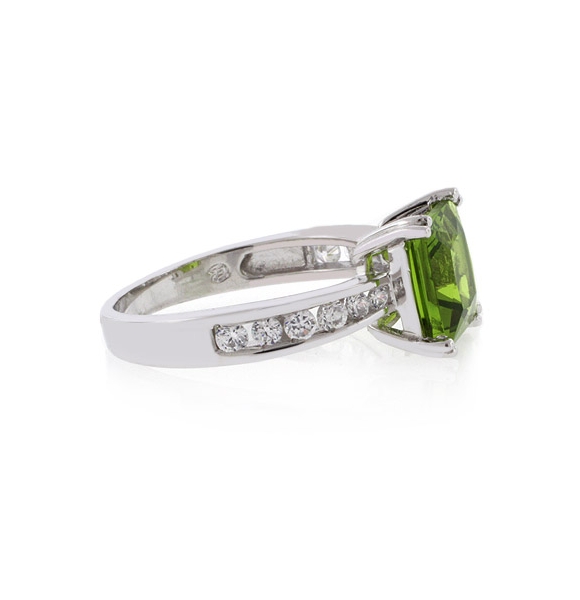Anillo de Plata .925 con una Gema de Peridoto