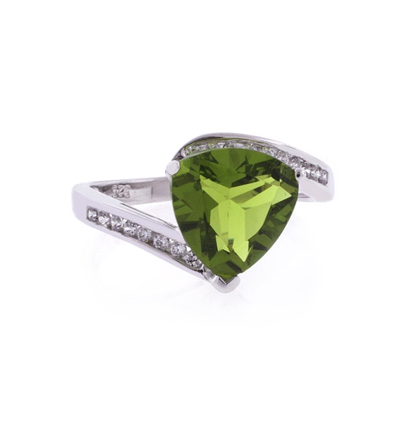 Anillo de Plata de Ley con una Gema de Peridoto