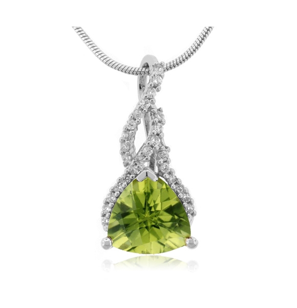 Precioso Dije con una Piedra de Peridoto en Plata .925
