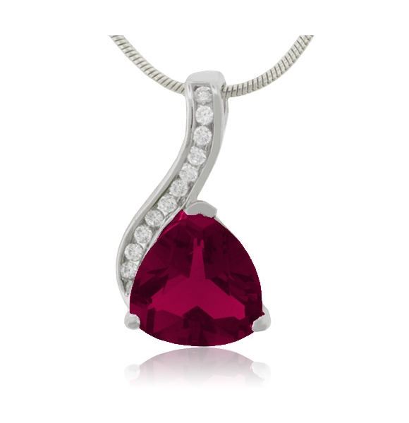 Precioso Dije con una Piedra de Rubí en Plata .925