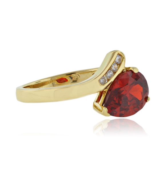 Anillo de Opalo Cereza en Plata de Ley con Baño de Oro 14K