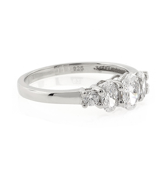 Anillo de Compromiso en Plata .925 con Piedra en el Centro