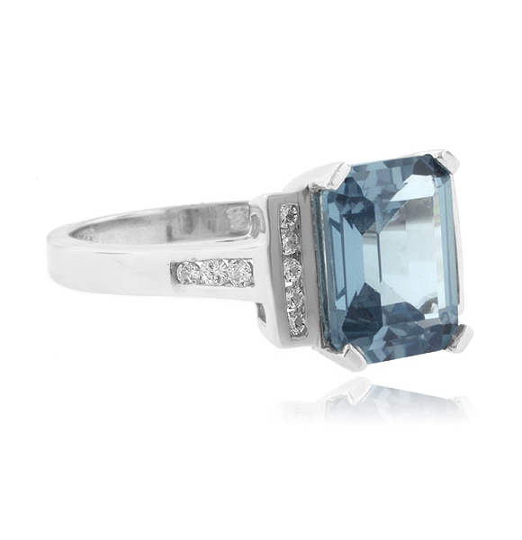 Precioso Anillo de Plata de Ley con Aguamarina