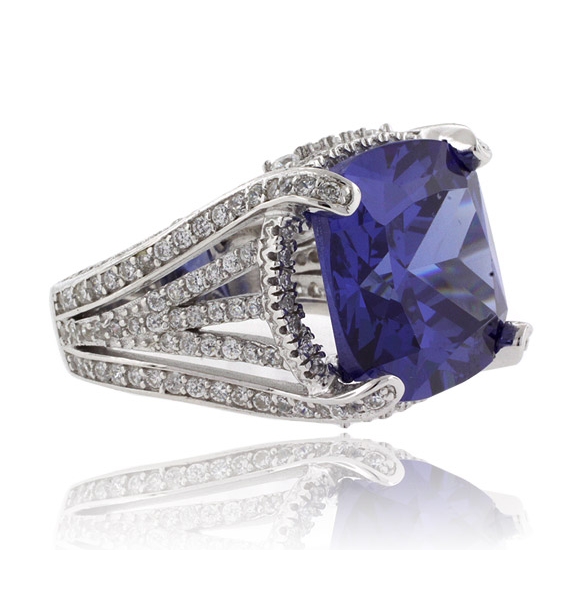 Anillo de Plata Fina con una Piedra Enorme de Tanzanita