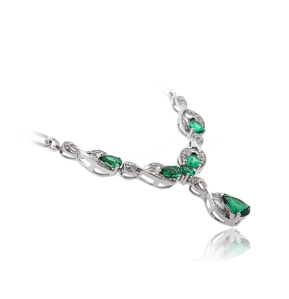 Lujoso Collar de Plata .925 con Esmeralda