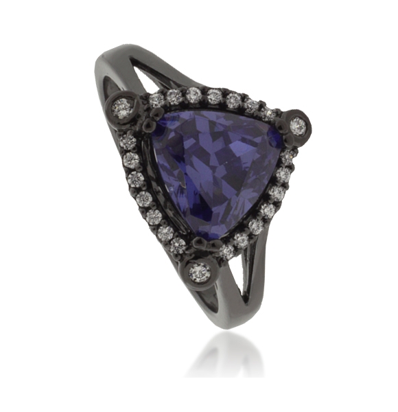 Anillo de Plata Oxidada con Tanzanita Corte Triangular