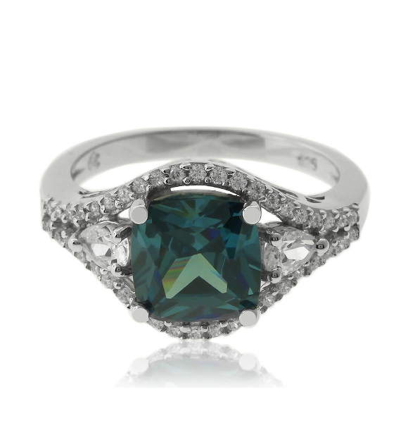 Elegante Anillo de Plata con Piedra de Alejandrita y Zirconias